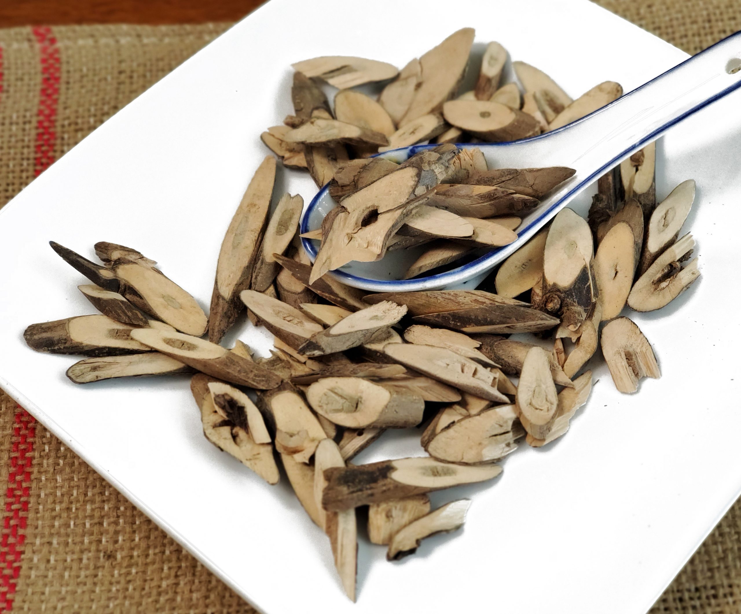 板蓝根 Ban Lan Gen / Baphicacanthis Radix /  Isatidis / Indigowoad Root - Image 2